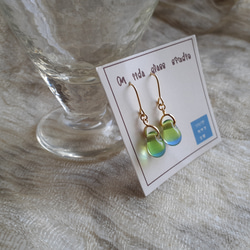 ドロップ、雫型ライトグリーンとブルーのツートンカラーのガラスのチタンのピアス 2枚目の画像