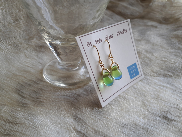 ドロップ、雫型ライトグリーンとブルーのツートンカラーのガラスのチタンのピアス 2枚目の画像