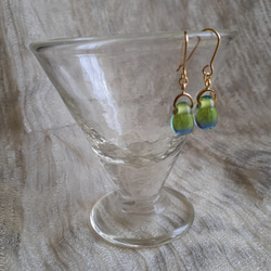 ドロップ、雫型ライトグリーンとブルーのツートンカラーのガラスのチタンのピアス 4枚目の画像