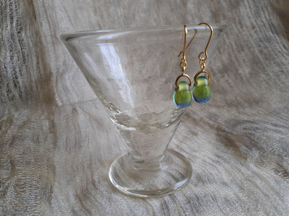 ドロップ、雫型ライトグリーンとブルーのツートンカラーのガラスのチタンのピアス 4枚目の画像