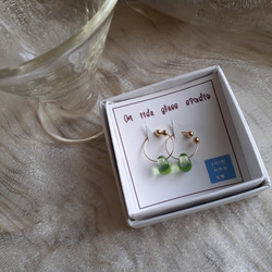 雫型ライトグリーンとブルーのツートンカラーのガラスのピアスに見えるイヤリング 2枚目の画像