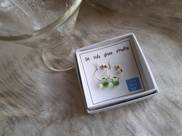 雫型ライトグリーンとブルーのツートンカラーのガラスのピアスに見えるイヤリング 2枚目の画像