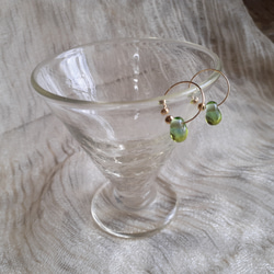 雫型ライトグリーンとブルーのツートンカラーのガラスのピアスに見えるイヤリング 4枚目の画像