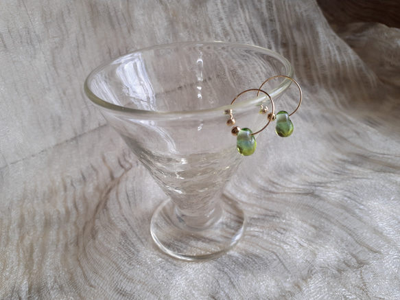 雫型ライトグリーンとブルーのツートンカラーのガラスのピアスに見えるイヤリング 4枚目の画像