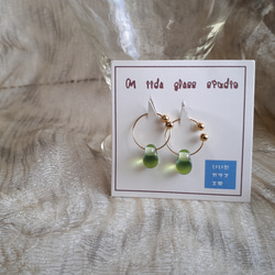 雫型ライトグリーンとブルーのツートンカラーのガラスのピアスに見えるイヤリング 1枚目の画像