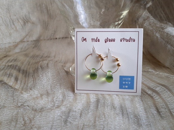 雫型ライトグリーンとブルーのツートンカラーのガラスのピアスに見えるイヤリング 1枚目の画像