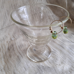 雫型ライトグリーンとブルーのツートンカラーのガラスのピアスに見えるイヤリング 3枚目の画像