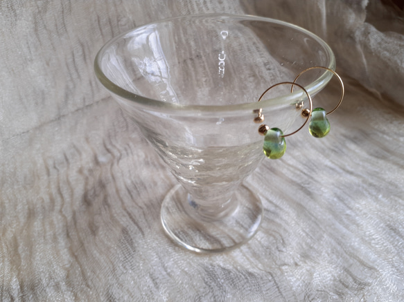 雫型ライトグリーンとブルーのツートンカラーのガラスのピアスに見えるイヤリング 3枚目の画像