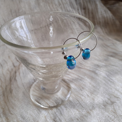 雫型エメラルドグリーンとブルーのツートンカラーのガラスのピアスに見えるイヤリング 2枚目の画像