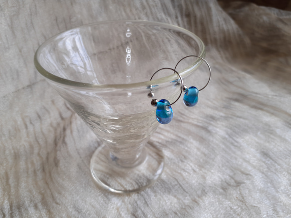 雫型エメラルドグリーンとブルーのツートンカラーのガラスのピアスに見えるイヤリング 2枚目の画像