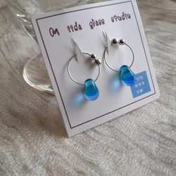 雫型エメラルドグリーンとブルーのツートンカラーのガラスのピアスに見えるイヤリング 3枚目の画像