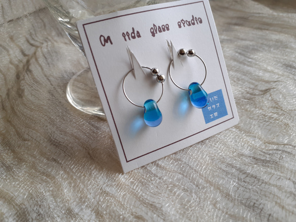 雫型エメラルドグリーンとブルーのツートンカラーのガラスのピアスに見えるイヤリング 3枚目の画像