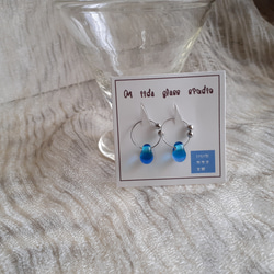 雫型エメラルドグリーンとブルーのツートンカラーのガラスのピアスに見えるイヤリング 1枚目の画像