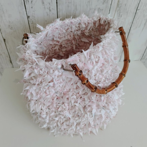 ¶ 着物裂き編み ¶ 淡いピンク、ホワイト+ピンクメイン柄底のバンブーハンドルマルシェバッグ 2枚目の画像