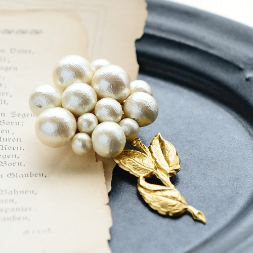 ヴィンテージブローチ 本真珠パール ゴールド 花 大粒 リボン アンティーク❶ ブローチ 】コットンパール 一輪のお花 ・中 ( 真鍮 アンティーク