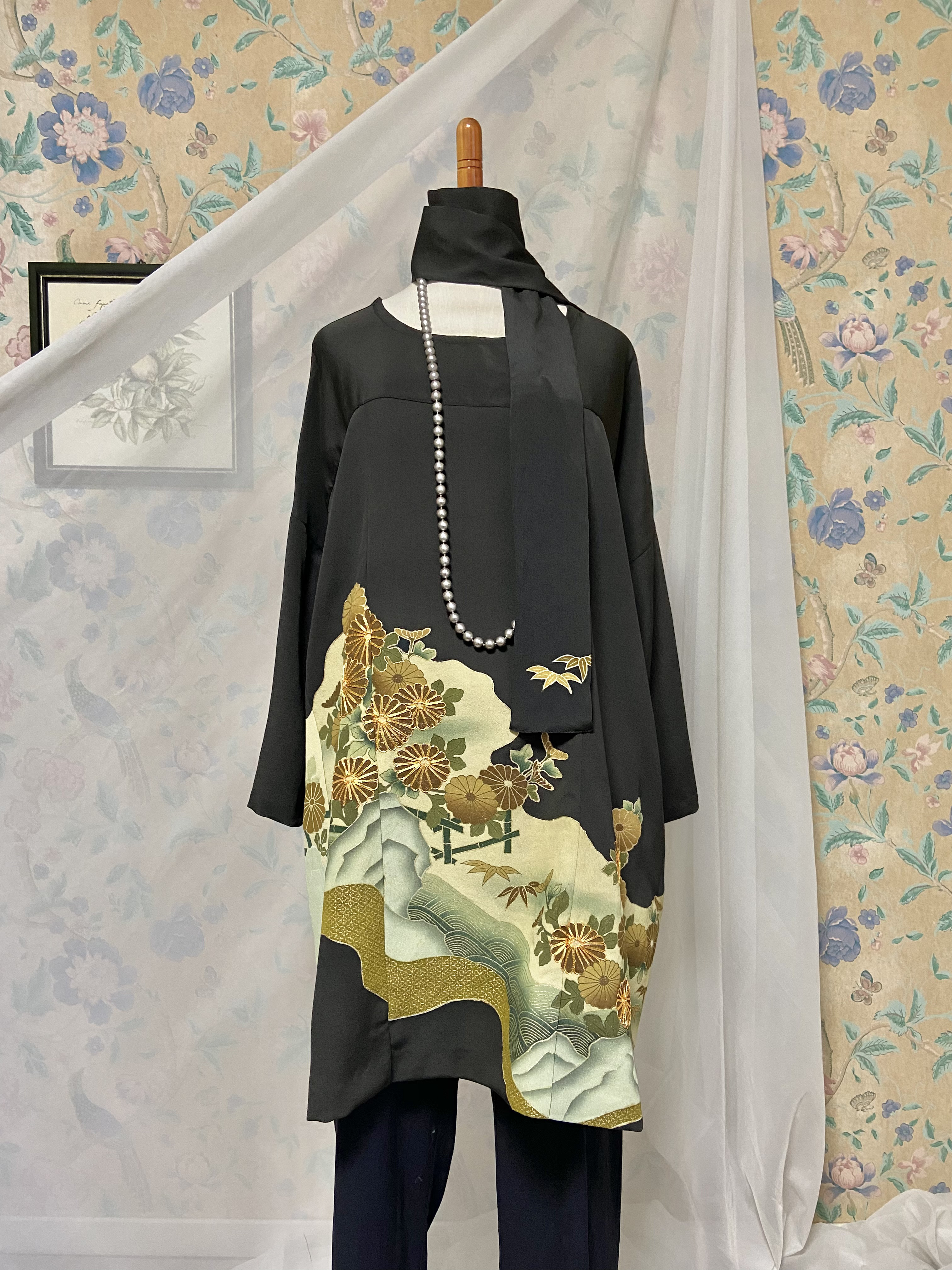 黒無地カシュクールワンピース波に菊花ストール付着物リメイク