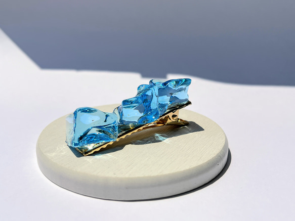 ブルーの氷のヘアクリップ / レジン / 水 / 海 3枚目の画像