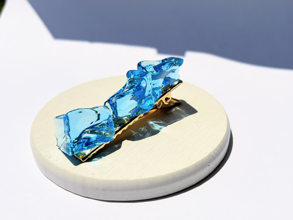 ブルーの氷のヘアクリップ / レジン / 水 / 海 1枚目の画像