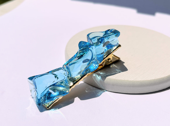 ブルーの氷のヘアクリップ / レジン / 水 / 海 2枚目の画像