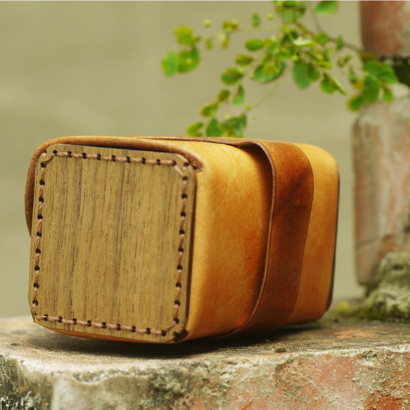 皮革 胡桃木 手作方形小腰包 零錢包 手感包-客製刻字-送禮盒包裝 第2張的照片