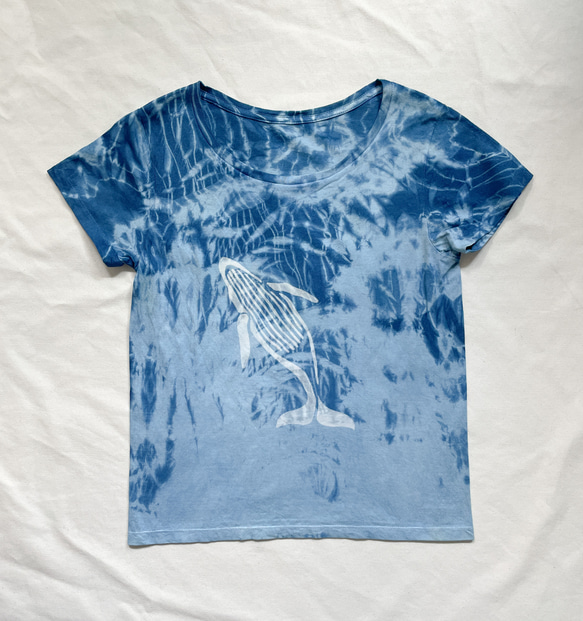 送料無料　”跳ねるクジラ”  藍染めTシャツ　絞り染め 海　光　鯨 1枚目の画像
