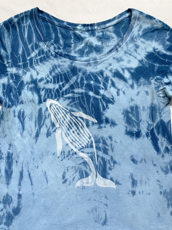 送料無料　”跳ねるクジラ”  藍染めTシャツ　絞り染め 海　光　鯨 2枚目の画像