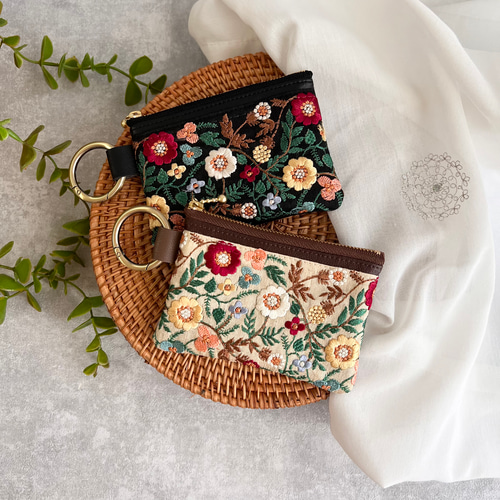 フラワーガーデン☆インド刺繍×フェイクレザー☆カラビナ付き