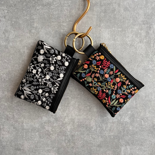 フラワーガーデン☆インド刺繍×フェイクレザー☆カラビナ付き
