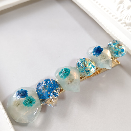 青と水色のかすみ草とレースフラワーのドライフラワーのレジンの