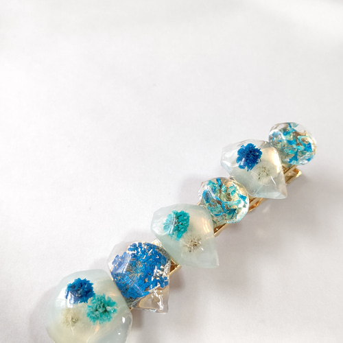 青と水色のかすみ草とレースフラワーのドライフラワーのレジンのヘア