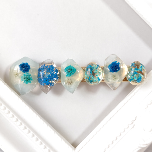 青と水色のかすみ草とレースフラワーのドライフラワーのレジンのヘア