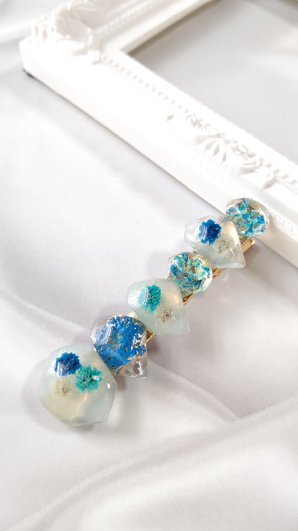 ブルーの刺繍フラワーとマットな質感金箔入りレジン桜のヘアクリップ♥️