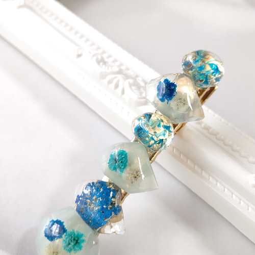 青と水色のかすみ草とレースフラワーのドライフラワーのレジンのヘア