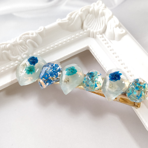 青と水色のかすみ草とレースフラワーのドライフラワーのレジンのヘア