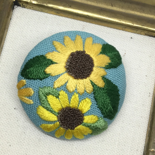 ひまわり☆くるみボタン花の刺繍ブローチ ブローチ chikayo＊c