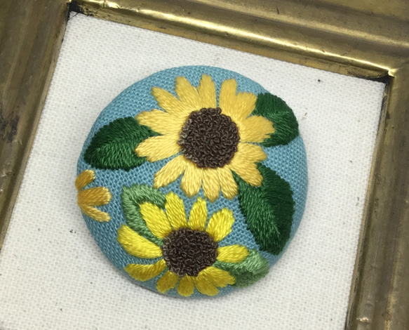 【sale】ひまわり☆くるみボタン花の刺繍ブローチ 1枚目の画像