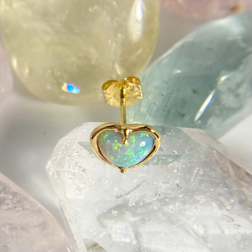 K18天然オパールハート片耳ピアス オーストラリア産原石から磨いた1点