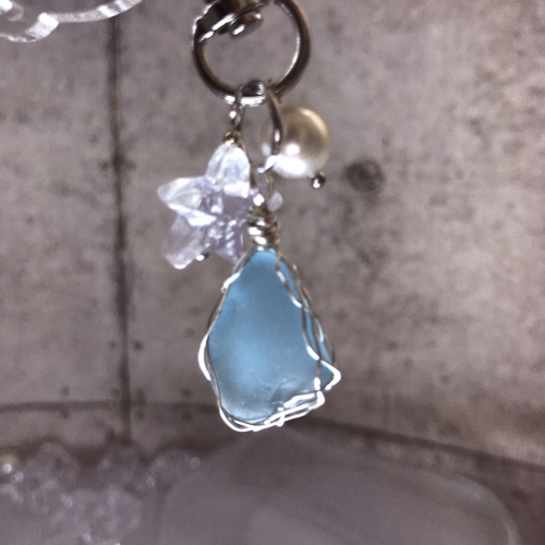 シーグラスキーホルダー（ブルーグラス） キーホルダー sora