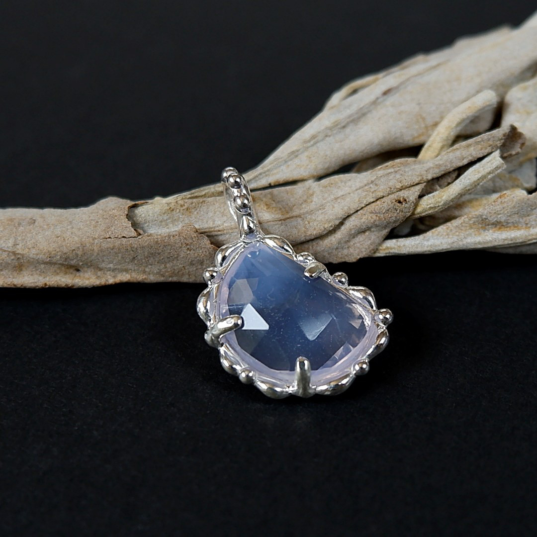 ～透き通る花弁のような～　ラベンダークォーツの粒飾りペンダント　天然石アクセサリー　一点物