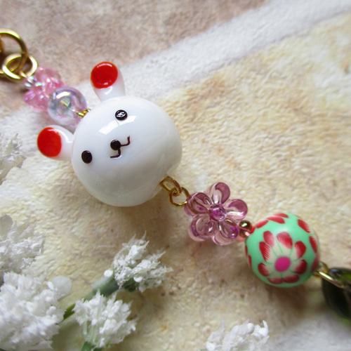 ◇2887 うさぎのとんぼ玉とお花 ストラップ・バッグチャーム ※完全1点  