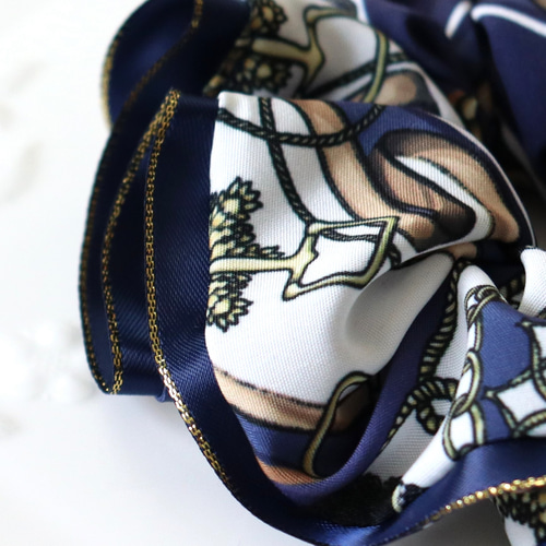 スカーフ柄】大人可愛くオシャレなサテンリボン付きのシュシュ☆紺