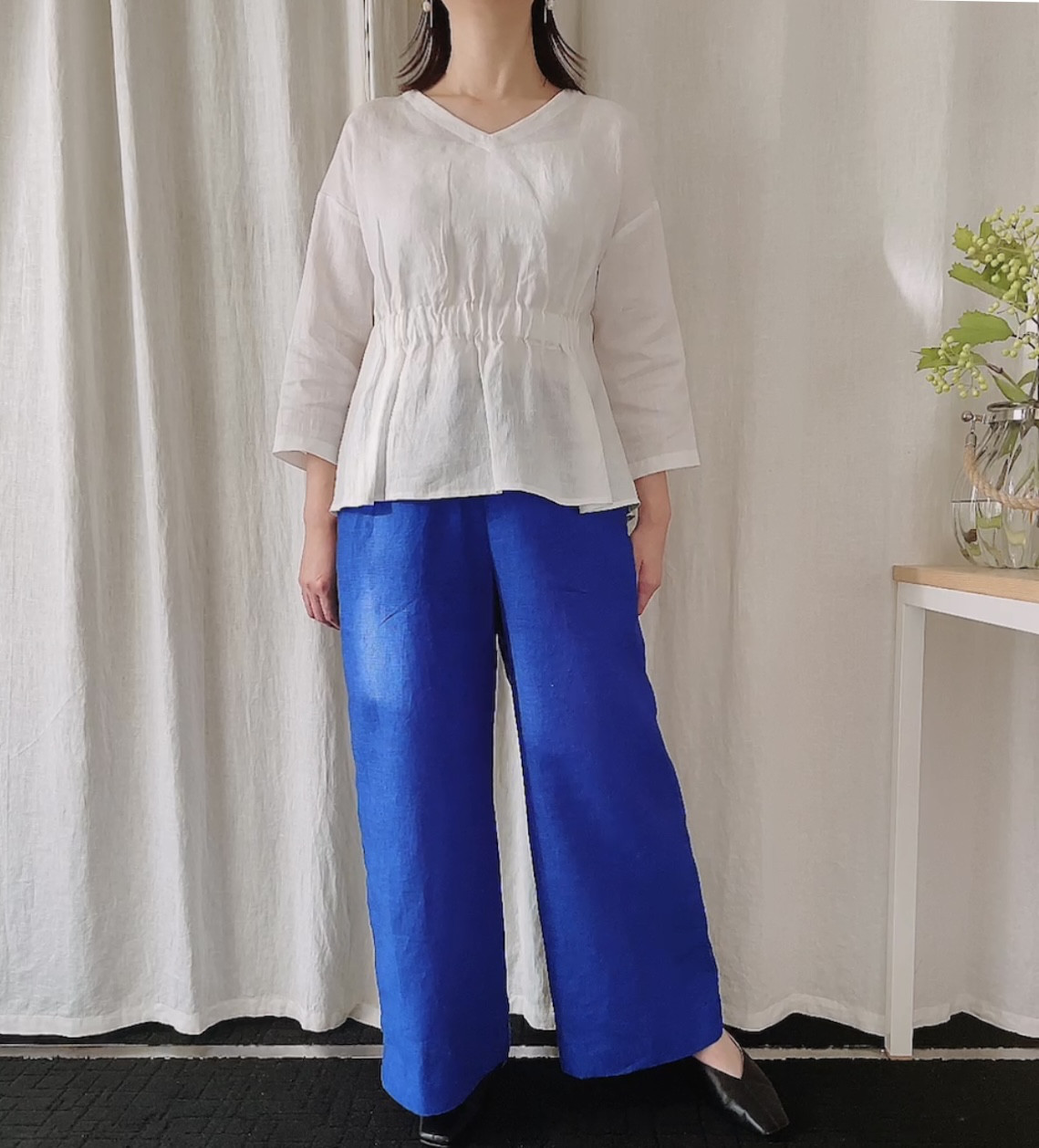 「すっきりキレイなシルエット」リネンのワイドストレートパンツ　リネン100%（ロイヤルブルー） 18,150円