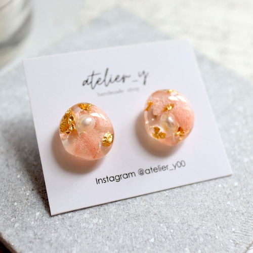 淡水パールとドライフラワーを封入したレジンピアス/イヤリング