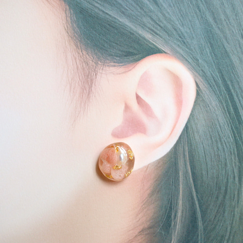 淡水パールとドライフラワーを封入したレジンピアス/イヤリング