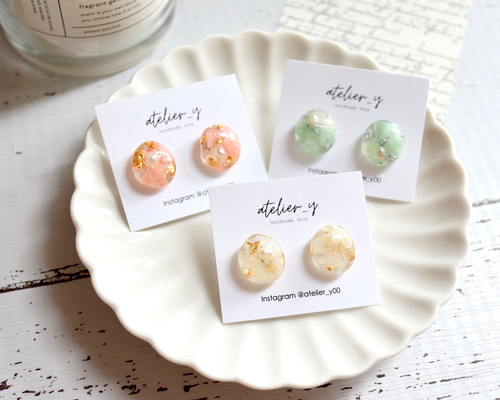 淡水パールとドライフラワーを封入したレジンピアス/イヤリング