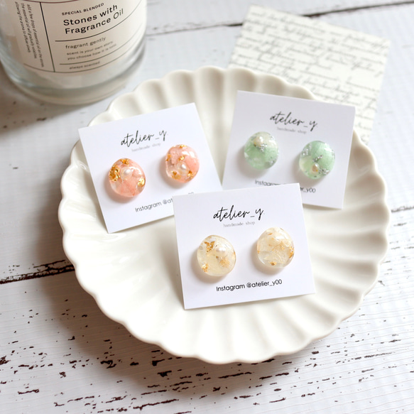 淡水パールとドライフラワーを封入したレジンピアス/イヤリング