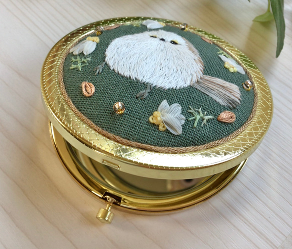 シマエナガ　ミラー　手鏡　ハンドメイド　リボン　手刺繍　刺繍　プレゼント　ギフト　木苺 5枚目の画像