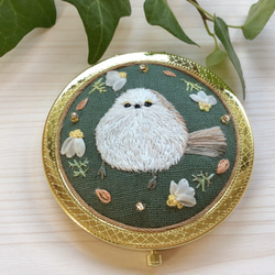 シマエナガ　ミラー　手鏡　ハンドメイド　リボン　手刺繍　刺繍　プレゼント　ギフト　木苺 3枚目の画像