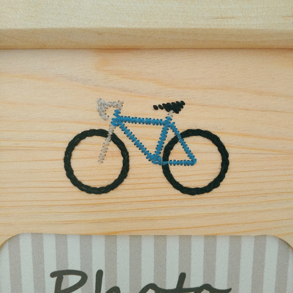 自転車の木刺繍フォトフレーム　青色ロードバイクと山岳賞ジャージ 2枚目の画像