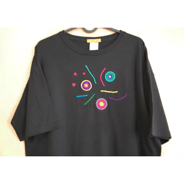 カラフルなミラー刺繍Tシャツ 黒